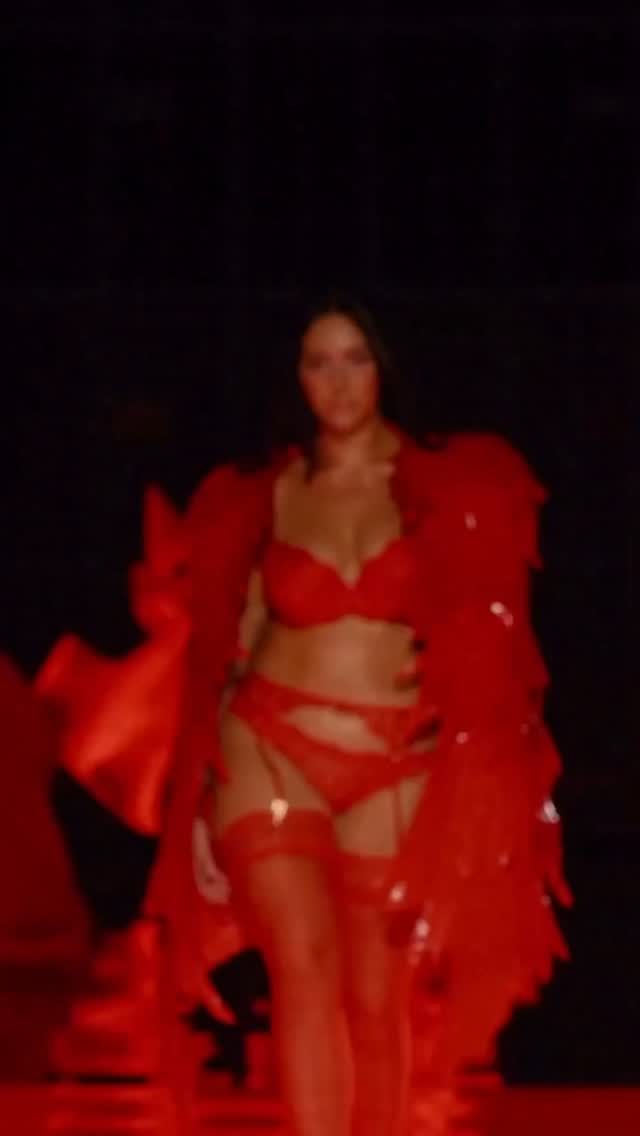 מרגישים את הדרמה? @_yumi_nu #VSFashionShow